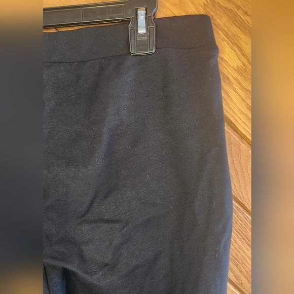 Black Thick Cropped Leggings With Textured Side Details Size Large - Picture 8 of 9